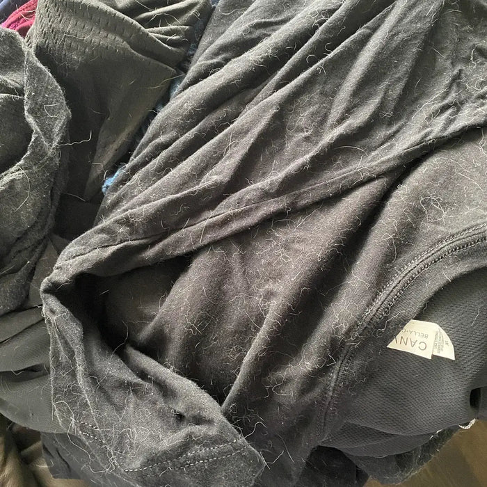 Textile noir couvert de poils avant lavage
